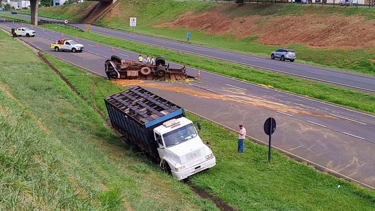 Acidente com caminhões em Jales