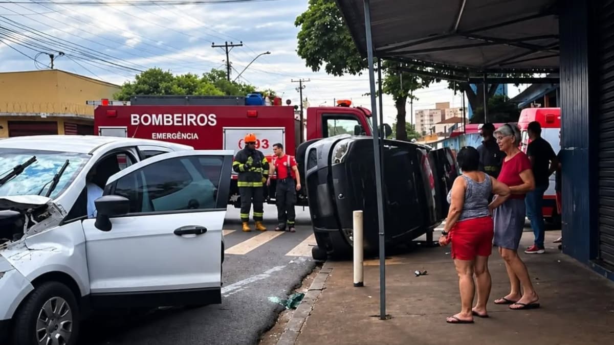Carro tomba após colisão em Ribeirão